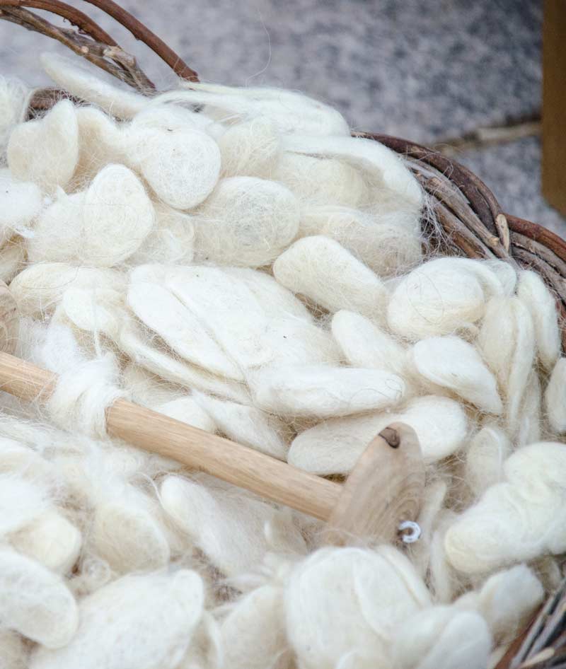 Naturmaterial in einem Korb