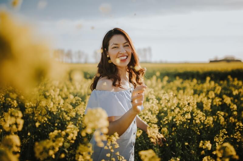 Allergiker-Frau in Blumenfeld